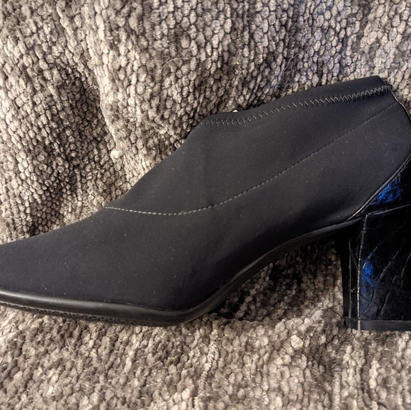 Donald Pliner block heel slip on black bootie (7.5) - Picture 4 of 5